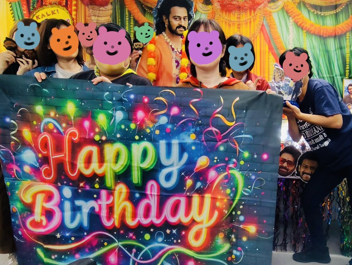 HydTimes's tweet photo. Japan fans of Prabhas celerbate his nbirthdya in style with posters and cake cutting.

#Prabhas #Baahubali #JapanFans #PrabhasBirthday #TeluguCinema #TollywoodStar #GlobalIcon #PrabhasArmy https://t.co/9E4wMrSFaA
