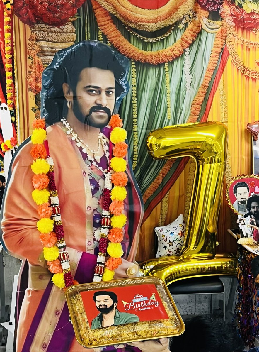 HydTimes's tweet photo. Japan fans of Prabhas celerbate his nbirthdya in style with posters and cake cutting.

#Prabhas #Baahubali #JapanFans #PrabhasBirthday #TeluguCinema #TollywoodStar #GlobalIcon #PrabhasArmy https://t.co/9E4wMrSFaA