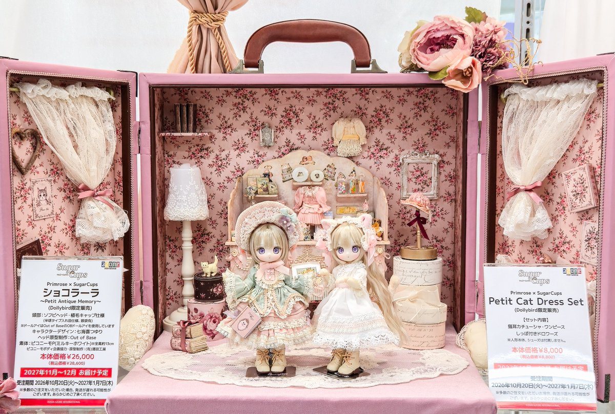 DollybirdBook's tweet photo. 本日より、アゾンレーベルショップ秋葉原さんで
Primrose × SugarCups／ショコラーラ～Petit Antique Memory～」「Petit Cat Dress Set」を展示していただいております。

さらに！
誌面掲載モデルの
Teeny Fairyさんのドレス👗
Bonbonさんの染花＆帽子👒
も展示中です。
ぜひお立ち寄りください。 https://t.co/OJVYJnioEE