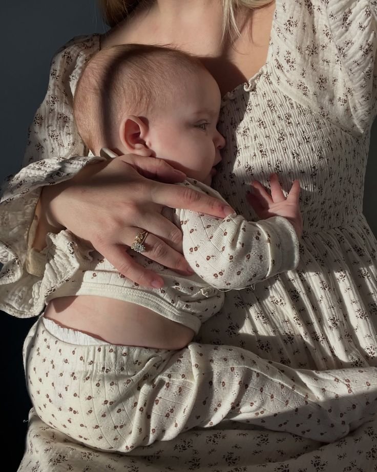 Cuddleecute's tweet photo. What’s one thing about holding your baby close like this that you wish every new mom could experience? https://t.co/cuf7nW1Tfk