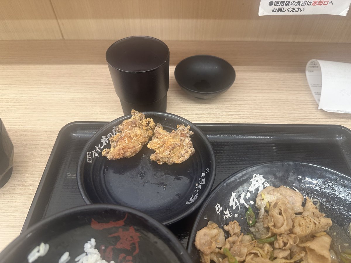 beianit3's tweet photo. 唐揚げ食べるためにすた丼
セブンで同じ料金払ったらこの量の4、5倍の唐揚げ食べられる https://t.co/ceD7VJHgT9