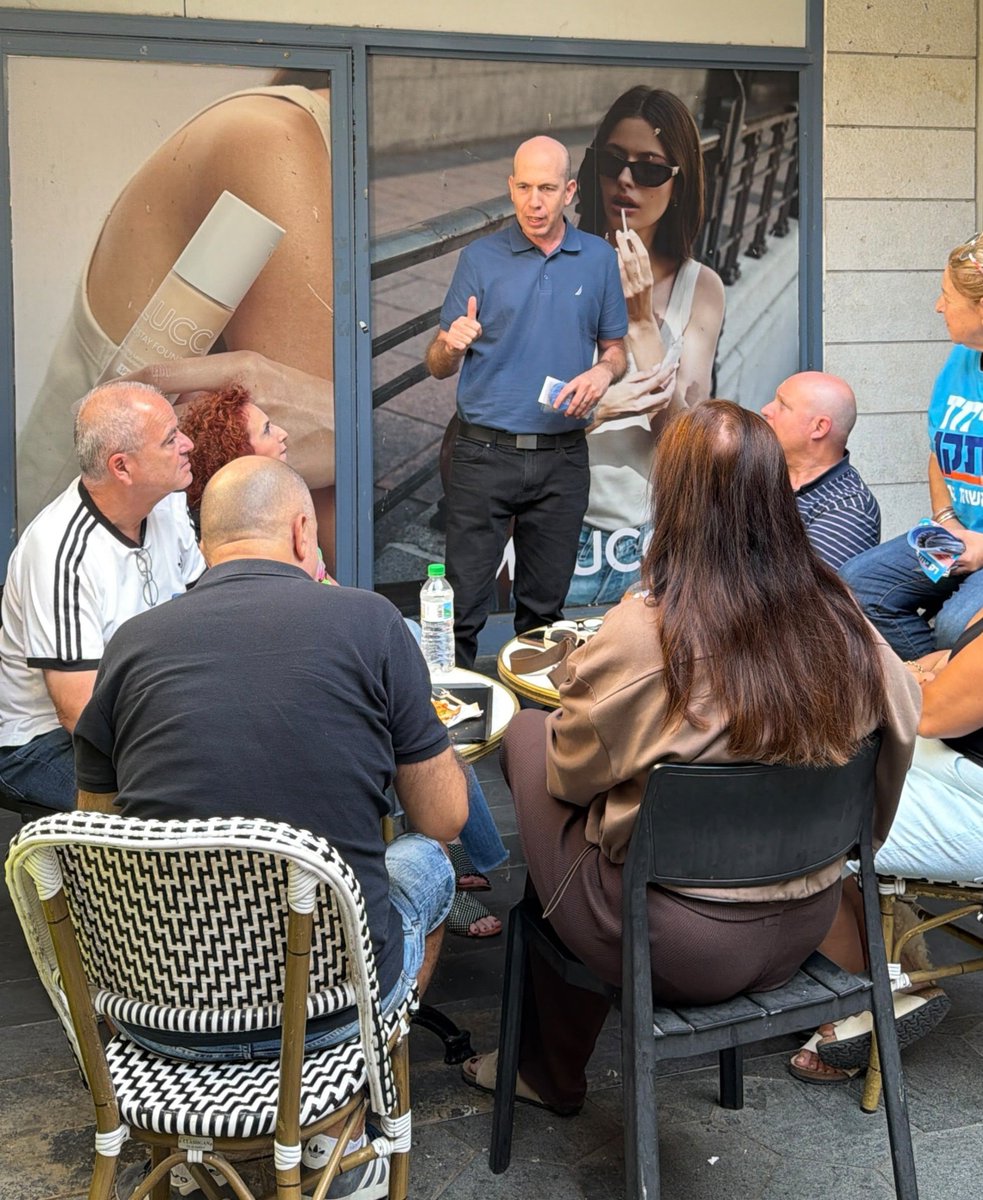 Oz_Haim's tweet photo. כרגע בשוהם. ארבעה ימים לבחירות מגיעים לכל פרלמנט, משכנעים, מדברים, נלחמים על כל קול. התגובות מדהימות, יותר ויותר מצביעים ביחד עם בנט. השינוי מעבר לפינה! https://t.co/e2PWOehPt6