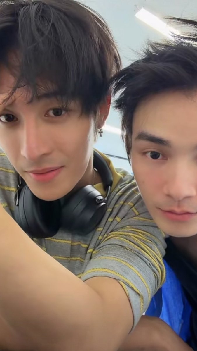 K_kratay1's tweet photo. มาด่วนจริงๆๆ ซีเจาแคร์แฟนคลับมากๆๆ เลยมาไลฟ์บอกชี้แจ้ง ดูทรงผมพี่ซีสิ หน้าสดกันหมดเลย🥹🫳

#HeChangxi #HeYanzhao #XiZhao https://t.co/m8o343hTPI