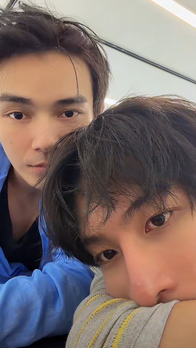 K_kratay1's tweet photo. มาด่วนจริงๆๆ ซีเจาแคร์แฟนคลับมากๆๆ เลยมาไลฟ์บอกชี้แจ้ง ดูทรงผมพี่ซีสิ หน้าสดกันหมดเลย🥹🫳

#HeChangxi #HeYanzhao #XiZhao https://t.co/m8o343hTPI