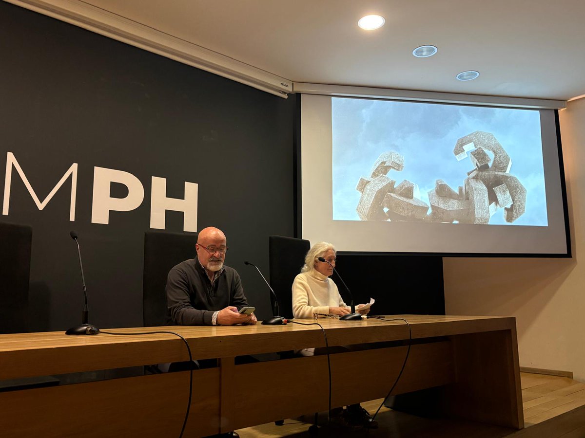 COAValladolid's tweet photo. 🏛️ Ayer tuvimos el placer de disfrutar de la conferencia de Lola Botia sobre la figura y el legado del arquitecto #FernandoHigueras, en el @PatioHerreriano 

Un encuentro muy enriquecedor para seguir aprendiendo y compartiendo nuestra pasión por la arquitectura. ¡Gracias! 👏 https://t.co/NhRkj6Dgok