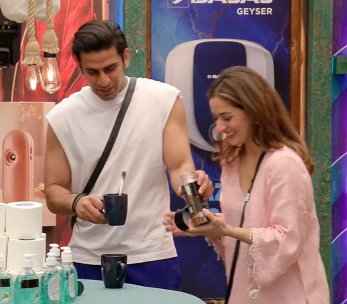_tweet_hearts's tweet photo. ~ not shipping them but the material is unfortunately there. 😭♥️✨️

• #UditiSingh • #Gullu •  #BB20
• #BiggBoss • #BiggBoss20 https://t.co/hrbPa0vuTF