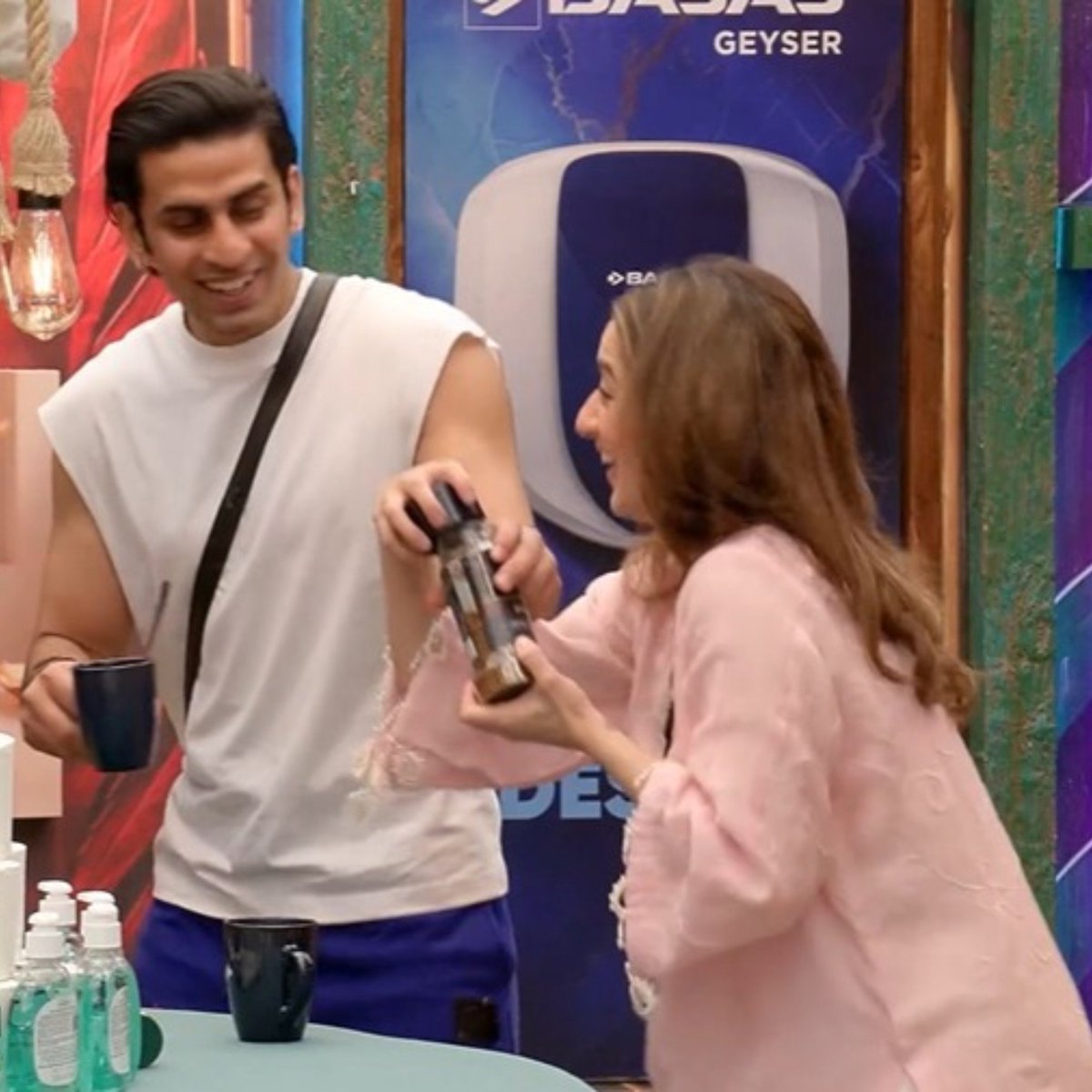 _tweet_hearts's tweet photo. ~ not shipping them but the material is unfortunately there. 😭♥️✨️

• #UditiSingh • #Gullu •  #BB20
• #BiggBoss • #BiggBoss20 https://t.co/hrbPa0vuTF