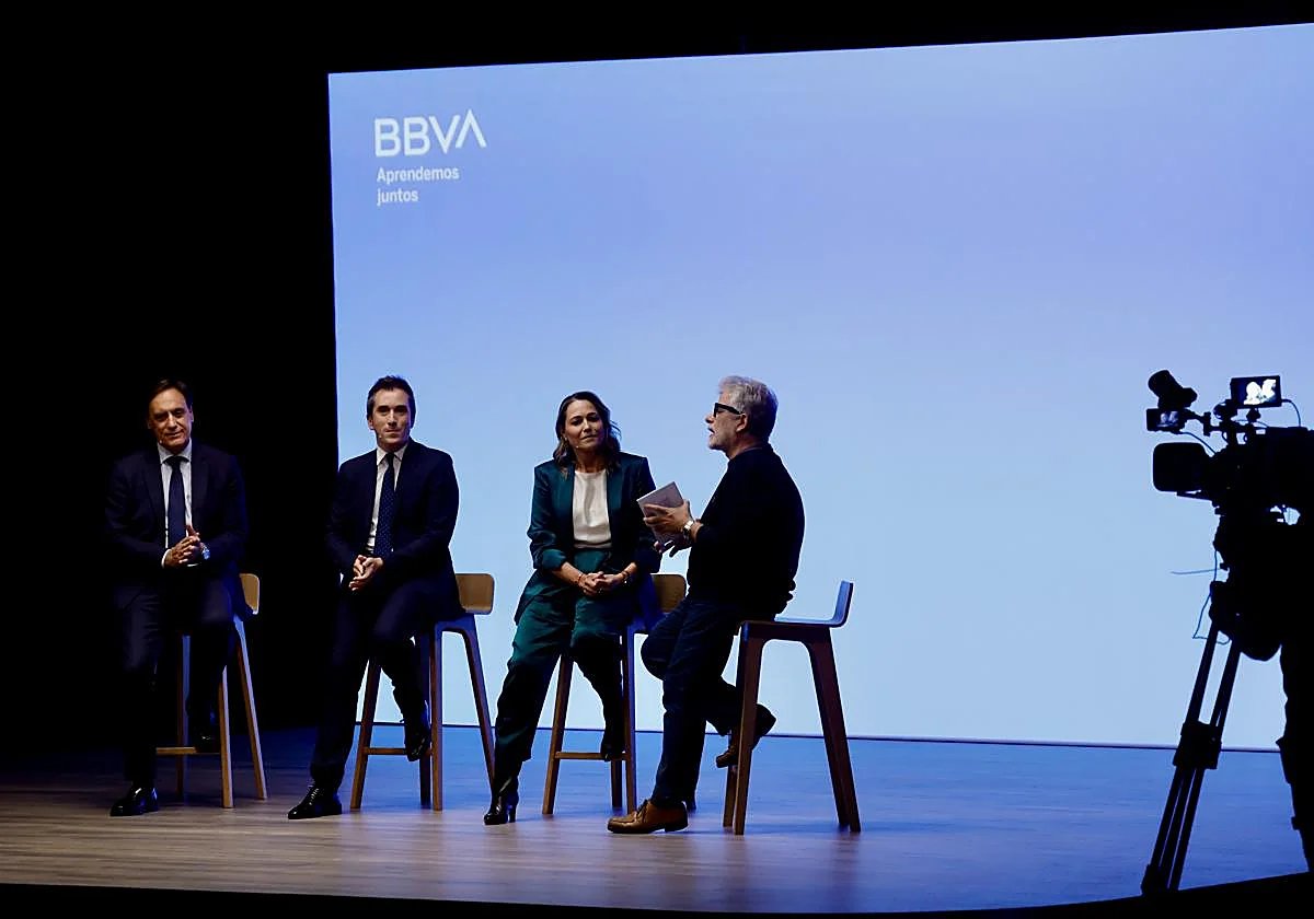 febuma's tweet photo. Ayer viví, como vicerrector de la @usal, una jornada  inolvidable en una iniciativa que sigo desde hace años y que considero imprescindible. Gracias a la colaboración de @UCCiUSAL , @aytoSalamanca con @bbva y @AprenderJuntos_, junto a Arun Mansukhani, @Betacoqueta y @jonsistiaga https://t.co/qxr3navJW2