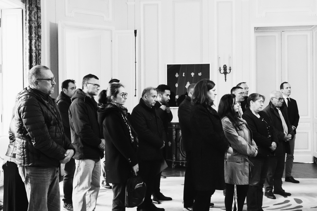 Prefet61's tweet photo. #Hommage | ⚫ Ce vendredi 23 octobre, les agents du ministère de l'Intérieur ont rendu hommage au gardien de la paix Mathieu Morat, décédé le 17 octobre dernier sur le périphérique intérieur de Nantes (Loire-Atlantique), au cours d'une intervention de police.

"À l’arrivée des policiers, alors qu’ils dégradaient le véhicule intervenant, les individus prennent la fuite. L’un d’eux traverse la voie et est poursuivi par M. Morat, qui est alors percuté par un véhicule tiers".

🎖️ La médaille de la sécurité intérieure échelon or, la médaille d’honneur de la police nationale échelon or ainsi que la médaille pour actes de courage et de dévouement échelon or lui sont décernées à titre posthume.