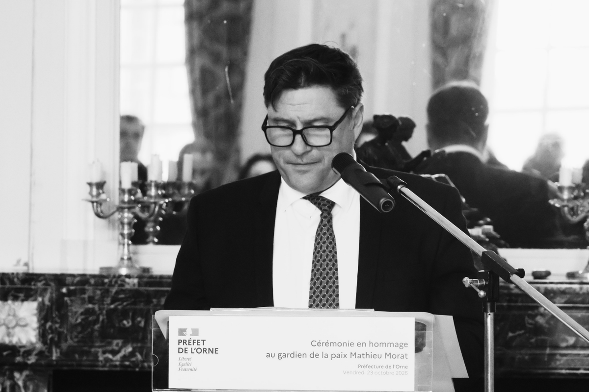 Prefet61's tweet photo. #Hommage | ⚫ Ce vendredi 23 octobre, les agents du ministère de l'Intérieur ont rendu hommage au gardien de la paix Mathieu Morat, décédé le 17 octobre dernier sur le périphérique intérieur de Nantes (Loire-Atlantique), au cours d'une intervention de police.

"À l’arrivée des policiers, alors qu’ils dégradaient le véhicule intervenant, les individus prennent la fuite. L’un d’eux traverse la voie et est poursuivi par M. Morat, qui est alors percuté par un véhicule tiers".

🎖️ La médaille de la sécurité intérieure échelon or, la médaille d’honneur de la police nationale échelon or ainsi que la médaille pour actes de courage et de dévouement échelon or lui sont décernées à titre posthume.
