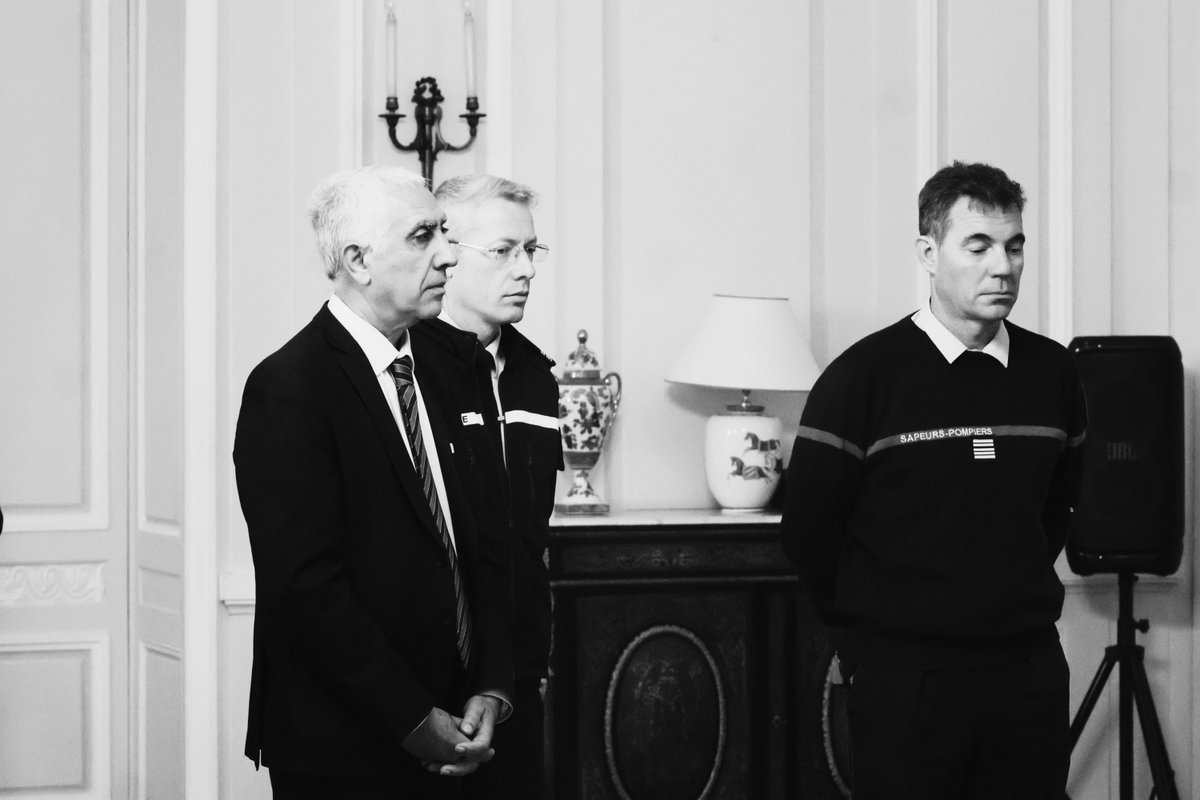 Prefet61's tweet photo. #Hommage | ⚫ Ce vendredi 23 octobre, les agents du ministère de l'Intérieur ont rendu hommage au gardien de la paix Mathieu Morat, décédé le 17 octobre dernier sur le périphérique intérieur de Nantes (Loire-Atlantique), au cours d'une intervention de police.

"À l’arrivée des policiers, alors qu’ils dégradaient le véhicule intervenant, les individus prennent la fuite. L’un d’eux traverse la voie et est poursuivi par M. Morat, qui est alors percuté par un véhicule tiers".

🎖️ La médaille de la sécurité intérieure échelon or, la médaille d’honneur de la police nationale échelon or ainsi que la médaille pour actes de courage et de dévouement échelon or lui sont décernées à titre posthume.