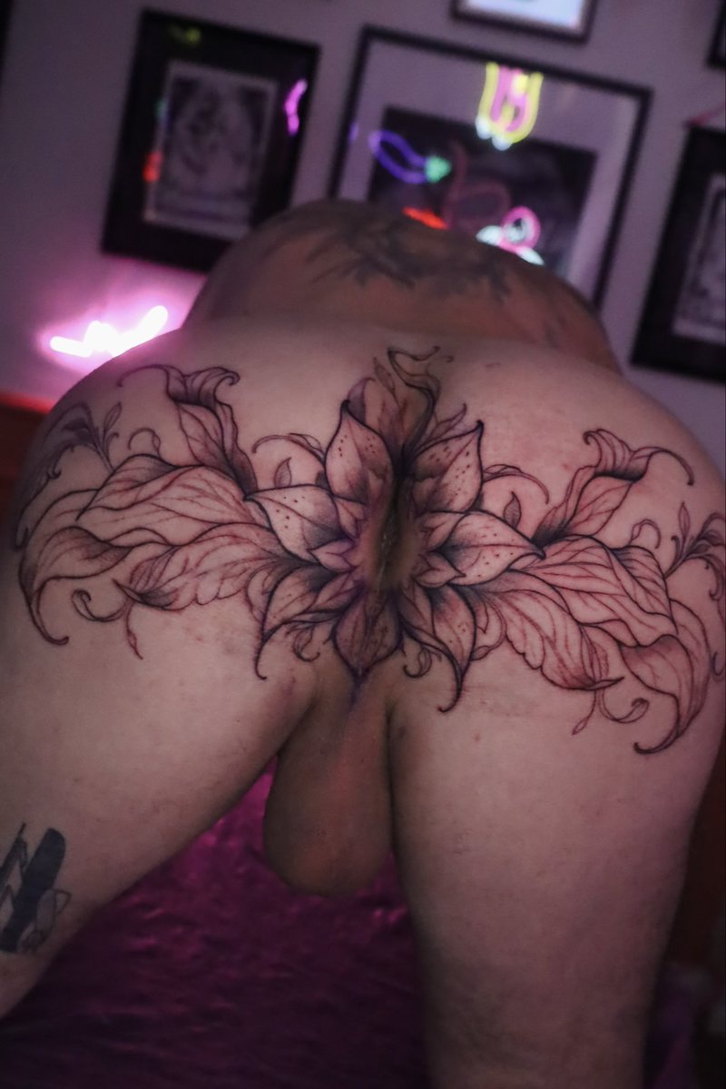 _md_ink_'s tweet photo. 🌸Intricate floral tattoo🌸
#Tattoo #TattooArt #FloralTattoo #BodyArt #Ink #TattooOfTheDay #Blackwork #BotanicalTattoo #TattooLife #asstattoo #tattooass #bottom #butt #newtattoo
#tattoo #berlin #kink #line #gay #intimtattoo #intim #genital #genitaltattoo #bottom #queertattooer #tattooedass #tattooesdbutt #gayass #genitalwork
