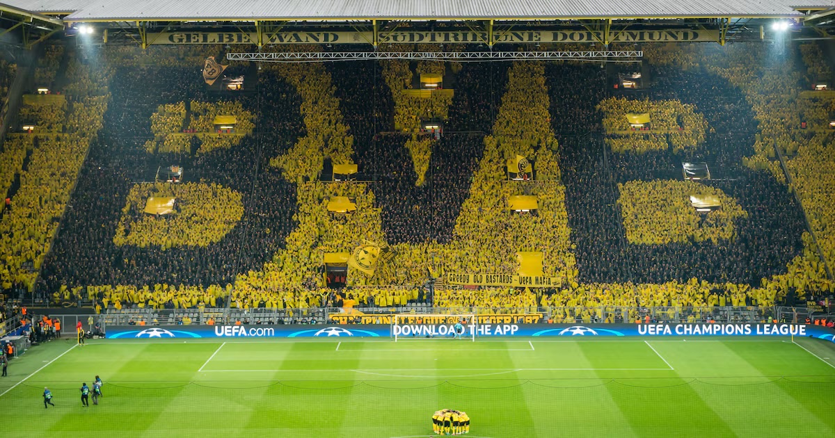 TouchlineX's tweet photo. 🚨 𝗡𝗘𝗪: Borussia Dortmund will REWARD fans who DON’T use their phones during matches!

The German club is introducing a new “Fan Mode” in its official app, where supporters earn points for every minute they go without unlocking their phones.

Fans who collect the most points can win SIGNED SHIRTS and shopping vouchers.

The initiative comes after a study found that 63% of supporters regularly use their phones during matches.