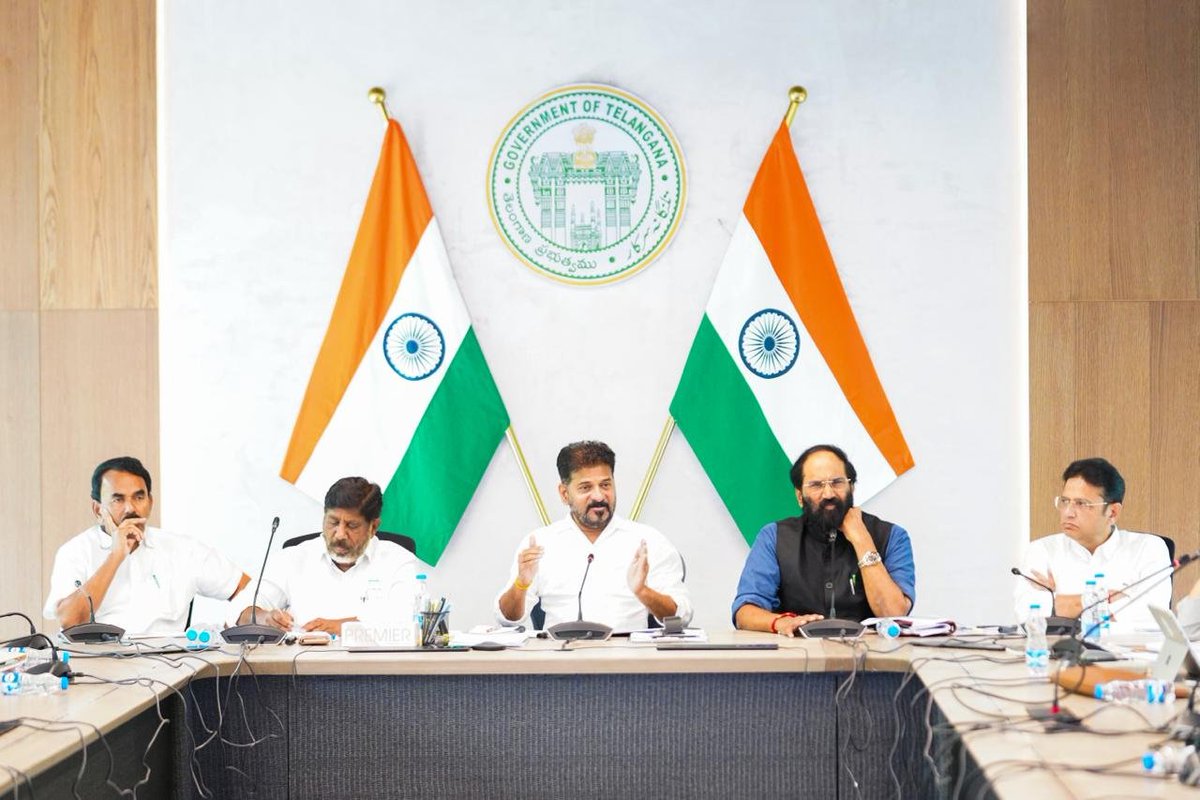 Congress4TS's tweet photo. CM Revanth Reddy Reviews Irrigation Projects, Focuses on Thummidihatti, Dindi and Achampet

ఇరిగేషన్ ప్రాజెక్టులపై సీఎం సమీక్ష సమావేశం. 

బోధి పెవిలియన్లో జరిగిన సమీక్ష సమావేశంలో ముఖ్యమంత్రి ఎ.రేవంత్ రెడ్డితో పాటు డిప్యూటీ సీఎం భట్టి విక్రమార్క,  ఇరిగేషన్ మంత్రి ఉత్తమ్ కుమార్ రెడ్డి, మంత్రులు జూపల్లి కృష్ణారావు, శ్రీధర్బాబు, రాజ్య సభ సభ్యులు ఎంపీ వేం నరేందర్రెడ్డితో పాటు ఇరిగేషన్ ఉన్నతాధికారులు పాల్గొన్నారు. 

తుమ్మిడిహెట్టి బ్యారేజీ, డిండి, అచ్చంపేట ప్రాజెక్టులపై కీలక చర్చలు

తుమ్మిడిహెట్టిపై త్వరలోనే మహారాష్ట్ర ప్రభుత్వంతో చర్చలకు సిద్ధం కావాలని సీఎం ఆదేశాలు. 

ఈనెల 23 తర్వాత చర్చలకు పిలుస్తానని ఇటీవలే మహారాష్ట్ర సీఎం సూచన ప్రాయంగా అంగీకరించినట్లు తెలిపిన సీఎం రేవంత్ రెడ్డి
152 మీటర్ల ఎత్తున బ్యారేజీ నిర్మిస్తే ఎంత నీటిని తీసుకునే వీలుంది..  మహారాష్ట్ర  పరిధిలో ఎంతమేరకు ముంపునకు గురవుతుందో  వివరించిన అధికారులు. 

అటవీ, గిరిజన వెనుకబడ్డ ప్రాంతమైన ఆదిలాబాద్ ఉమ్మడి జిల్లాలో రెండు లక్షల ఎకరాలకు సాగునీటిని అందించేందుకు వీలుగా బ్యారేజీ ఎత్తు ఉండాలని సూచించిన సీఎం. 

అందుకు అనుగుణంగా ప్రతిపాదనలు సిద్ధం చేయాలని,  152 మీటర్ల ఎత్తున బ్యారేజీ నిర్మించేందుకు మహారాష్ట్రను ఒప్పించేందుకు వీలుగా అవసరమైన అన్ని నివేదికలు సిద్దంగా ఉంచాలని, ఇటీవల ఢిల్లీలో జరిగిన సమావేశాల వివరాలన్నీ అందుబాటులో ఉంచుకోవాలని ఆదేశించిన సీఎం.

డిండి ప్రాజెక్టుకు ఏదుల రిజర్వాయర్ నుంచి 0.5 టీఎంసీ, అచ్చంపేట ఎత్తిపోతలకు 0.1 టీఎంసీల నీటిని లిఫ్ట్ చేయాలని అధికారులకు సీఎం రేవంత్ రెడ్డి ఆదేశాలు. 

అందుకు వీలుగా శ్రీశైలం, నార్లాపూర్ నుంచి 0.6 టీఎంసీల నీటిని ఏదుల వరకు అదనంగా తెచ్చుకునేందుకు ప్రత్యామ్నాయ ఏర్పాట్లు చేయాలని సీఎం ఆదేశాలు. దీంతో పాలమూరు నీటికి ఎలాంటి ఢోకా ఉండదని సీఎం సూచన.

అందుకు అవసరమైన పంప్ హౌజులు, పంపులు, సిస్టమ్ వెంటనే చేపట్టాలని అధికారులకు ఆదేశాలు.

#RevanthReddy #Telangana