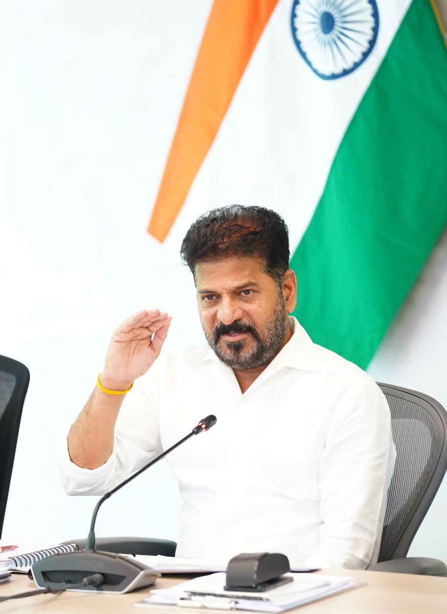 Congress4TS's tweet photo. CM Revanth Reddy Reviews Irrigation Projects, Focuses on Thummidihatti, Dindi and Achampet

ఇరిగేషన్ ప్రాజెక్టులపై సీఎం సమీక్ష సమావేశం. 

బోధి పెవిలియన్లో జరిగిన సమీక్ష సమావేశంలో ముఖ్యమంత్రి ఎ.రేవంత్ రెడ్డితో పాటు డిప్యూటీ సీఎం భట్టి విక్రమార్క,  ఇరిగేషన్ మంత్రి ఉత్తమ్ కుమార్ రెడ్డి, మంత్రులు జూపల్లి కృష్ణారావు, శ్రీధర్బాబు, రాజ్య సభ సభ్యులు ఎంపీ వేం నరేందర్రెడ్డితో పాటు ఇరిగేషన్ ఉన్నతాధికారులు పాల్గొన్నారు. 

తుమ్మిడిహెట్టి బ్యారేజీ, డిండి, అచ్చంపేట ప్రాజెక్టులపై కీలక చర్చలు

తుమ్మిడిహెట్టిపై త్వరలోనే మహారాష్ట్ర ప్రభుత్వంతో చర్చలకు సిద్ధం కావాలని సీఎం ఆదేశాలు. 

ఈనెల 23 తర్వాత చర్చలకు పిలుస్తానని ఇటీవలే మహారాష్ట్ర సీఎం సూచన ప్రాయంగా అంగీకరించినట్లు తెలిపిన సీఎం రేవంత్ రెడ్డి
152 మీటర్ల ఎత్తున బ్యారేజీ నిర్మిస్తే ఎంత నీటిని తీసుకునే వీలుంది..  మహారాష్ట్ర  పరిధిలో ఎంతమేరకు ముంపునకు గురవుతుందో  వివరించిన అధికారులు. 

అటవీ, గిరిజన వెనుకబడ్డ ప్రాంతమైన ఆదిలాబాద్ ఉమ్మడి జిల్లాలో రెండు లక్షల ఎకరాలకు సాగునీటిని అందించేందుకు వీలుగా బ్యారేజీ ఎత్తు ఉండాలని సూచించిన సీఎం. 

అందుకు అనుగుణంగా ప్రతిపాదనలు సిద్ధం చేయాలని,  152 మీటర్ల ఎత్తున బ్యారేజీ నిర్మించేందుకు మహారాష్ట్రను ఒప్పించేందుకు వీలుగా అవసరమైన అన్ని నివేదికలు సిద్దంగా ఉంచాలని, ఇటీవల ఢిల్లీలో జరిగిన సమావేశాల వివరాలన్నీ అందుబాటులో ఉంచుకోవాలని ఆదేశించిన సీఎం.

డిండి ప్రాజెక్టుకు ఏదుల రిజర్వాయర్ నుంచి 0.5 టీఎంసీ, అచ్చంపేట ఎత్తిపోతలకు 0.1 టీఎంసీల నీటిని లిఫ్ట్ చేయాలని అధికారులకు సీఎం రేవంత్ రెడ్డి ఆదేశాలు. 

అందుకు వీలుగా శ్రీశైలం, నార్లాపూర్ నుంచి 0.6 టీఎంసీల నీటిని ఏదుల వరకు అదనంగా తెచ్చుకునేందుకు ప్రత్యామ్నాయ ఏర్పాట్లు చేయాలని సీఎం ఆదేశాలు. దీంతో పాలమూరు నీటికి ఎలాంటి ఢోకా ఉండదని సీఎం సూచన.

అందుకు అవసరమైన పంప్ హౌజులు, పంపులు, సిస్టమ్ వెంటనే చేపట్టాలని అధికారులకు ఆదేశాలు.

#RevanthReddy #Telangana