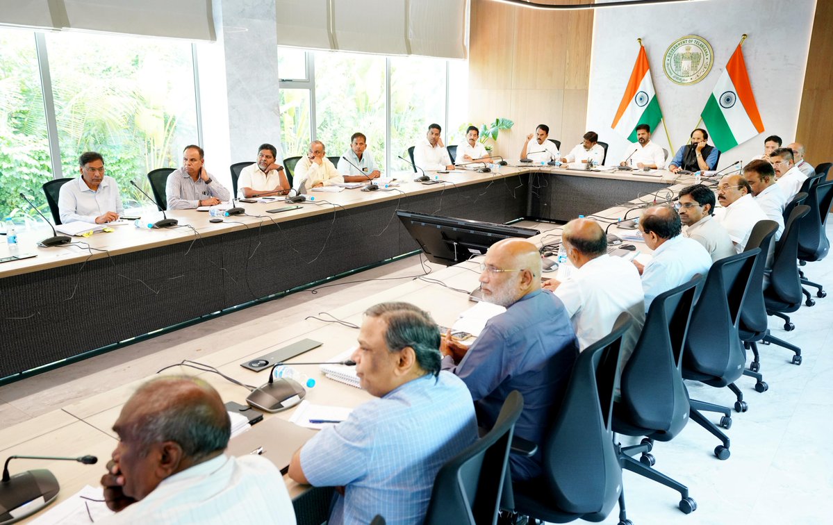 Congress4TS's tweet photo. CM Revanth Reddy Reviews Irrigation Projects, Focuses on Thummidihatti, Dindi and Achampet

ఇరిగేషన్ ప్రాజెక్టులపై సీఎం సమీక్ష సమావేశం. 

బోధి పెవిలియన్లో జరిగిన సమీక్ష సమావేశంలో ముఖ్యమంత్రి ఎ.రేవంత్ రెడ్డితో పాటు డిప్యూటీ సీఎం భట్టి విక్రమార్క,  ఇరిగేషన్ మంత్రి ఉత్తమ్ కుమార్ రెడ్డి, మంత్రులు జూపల్లి కృష్ణారావు, శ్రీధర్బాబు, రాజ్య సభ సభ్యులు ఎంపీ వేం నరేందర్రెడ్డితో పాటు ఇరిగేషన్ ఉన్నతాధికారులు పాల్గొన్నారు. 

తుమ్మిడిహెట్టి బ్యారేజీ, డిండి, అచ్చంపేట ప్రాజెక్టులపై కీలక చర్చలు

తుమ్మిడిహెట్టిపై త్వరలోనే మహారాష్ట్ర ప్రభుత్వంతో చర్చలకు సిద్ధం కావాలని సీఎం ఆదేశాలు. 

ఈనెల 23 తర్వాత చర్చలకు పిలుస్తానని ఇటీవలే మహారాష్ట్ర సీఎం సూచన ప్రాయంగా అంగీకరించినట్లు తెలిపిన సీఎం రేవంత్ రెడ్డి
152 మీటర్ల ఎత్తున బ్యారేజీ నిర్మిస్తే ఎంత నీటిని తీసుకునే వీలుంది..  మహారాష్ట్ర  పరిధిలో ఎంతమేరకు ముంపునకు గురవుతుందో  వివరించిన అధికారులు. 

అటవీ, గిరిజన వెనుకబడ్డ ప్రాంతమైన ఆదిలాబాద్ ఉమ్మడి జిల్లాలో రెండు లక్షల ఎకరాలకు సాగునీటిని అందించేందుకు వీలుగా బ్యారేజీ ఎత్తు ఉండాలని సూచించిన సీఎం. 

అందుకు అనుగుణంగా ప్రతిపాదనలు సిద్ధం చేయాలని,  152 మీటర్ల ఎత్తున బ్యారేజీ నిర్మించేందుకు మహారాష్ట్రను ఒప్పించేందుకు వీలుగా అవసరమైన అన్ని నివేదికలు సిద్దంగా ఉంచాలని, ఇటీవల ఢిల్లీలో జరిగిన సమావేశాల వివరాలన్నీ అందుబాటులో ఉంచుకోవాలని ఆదేశించిన సీఎం.

డిండి ప్రాజెక్టుకు ఏదుల రిజర్వాయర్ నుంచి 0.5 టీఎంసీ, అచ్చంపేట ఎత్తిపోతలకు 0.1 టీఎంసీల నీటిని లిఫ్ట్ చేయాలని అధికారులకు సీఎం రేవంత్ రెడ్డి ఆదేశాలు. 

అందుకు వీలుగా శ్రీశైలం, నార్లాపూర్ నుంచి 0.6 టీఎంసీల నీటిని ఏదుల వరకు అదనంగా తెచ్చుకునేందుకు ప్రత్యామ్నాయ ఏర్పాట్లు చేయాలని సీఎం ఆదేశాలు. దీంతో పాలమూరు నీటికి ఎలాంటి ఢోకా ఉండదని సీఎం సూచన.

అందుకు అవసరమైన పంప్ హౌజులు, పంపులు, సిస్టమ్ వెంటనే చేపట్టాలని అధికారులకు ఆదేశాలు.

#RevanthReddy #Telangana