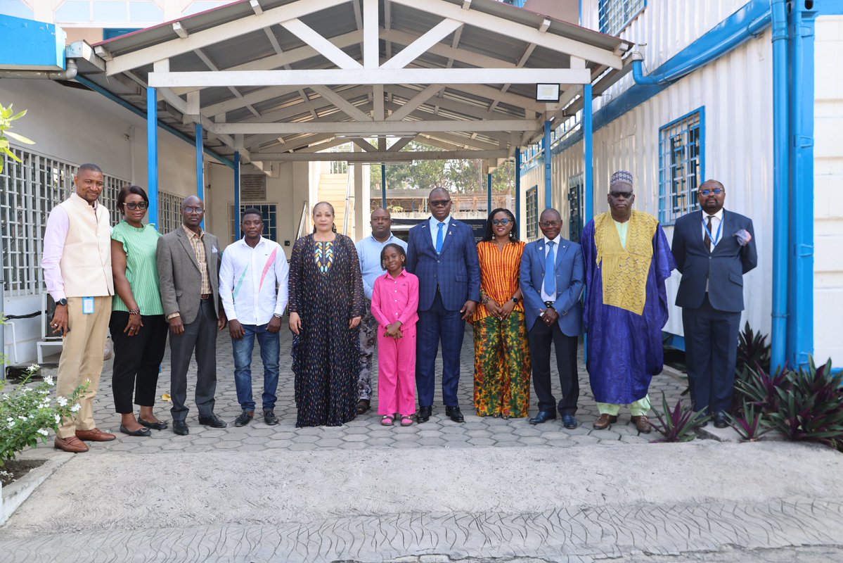 OMSCongo's tweet photo. Dans le cadre d’#OctobreRose, l’@OMSCongo a accueilli Malika, jeune comédienne 🇨🇬 de 12 ans, venue sensibiliser le personnel aux #cancers du sein et du col de l’utérus. Le Dr @sodjinoudossou l’a encouragée à poursuivre son engagement auprès des #jeunesfilles pour la prévention. https://t.co/JyZUGPdAGr