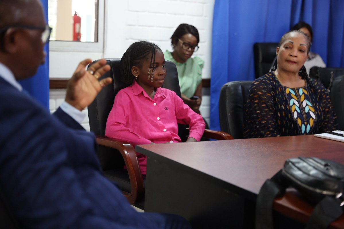 OMSCongo's tweet photo. Dans le cadre d’#OctobreRose, l’@OMSCongo a accueilli Malika, jeune comédienne 🇨🇬 de 12 ans, venue sensibiliser le personnel aux #cancers du sein et du col de l’utérus. Le Dr @sodjinoudossou l’a encouragée à poursuivre son engagement auprès des #jeunesfilles pour la prévention. https://t.co/JyZUGPdAGr