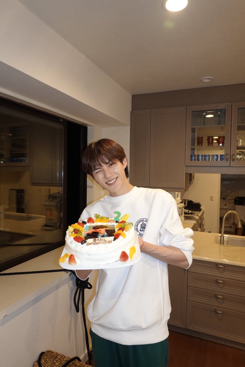 kan_hideyoshi's tweet photo. 本日、24歳になりました！🎂🦊

皆様のおかげで、最高に幸せな誕生日を迎えることができました。

たくさんのお祝いのメッセージ本当にありがとうございます、僕は幸せ者です！

毎年変わらず、目の前にある一つひとつのことにコツコツと真摯に向き合い、常に謙虚な姿勢と感謝の気持ちを忘れず、日々精進していきたいと思います。

24歳の簡秀吉もよろしくお願いします〜！

#簡秀吉 
#簡秀吉誕生祭2026
