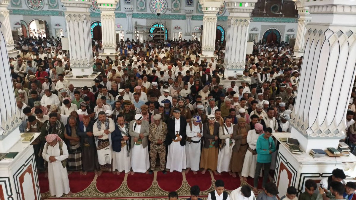 AmeenDabwan02's tweet photo. تعز: وداع مهيب لشهداء تعز مدنيين وعسكريين ومقاومة وبينهم الشهيدة مشيرة ووالدها. https://t.co/x9VTeUnjO0