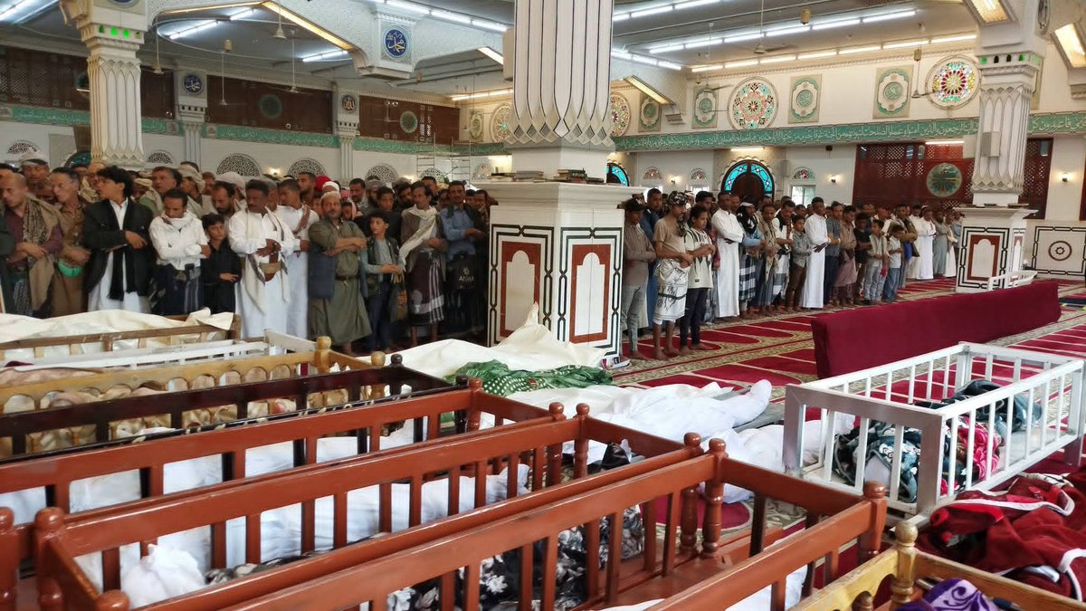 AmeenDabwan02's tweet photo. تعز: وداع مهيب لشهداء تعز مدنيين وعسكريين ومقاومة وبينهم الشهيدة مشيرة ووالدها. https://t.co/x9VTeUnjO0