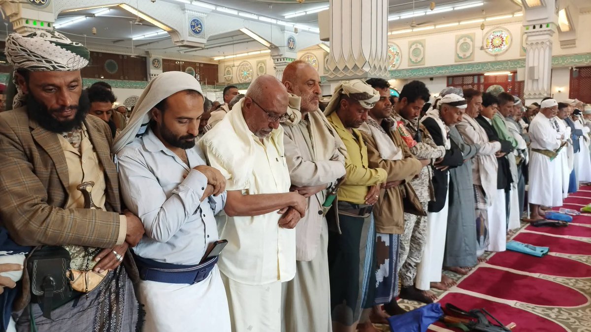 AmeenDabwan02's tweet photo. تعز: وداع مهيب لشهداء تعز مدنيين وعسكريين ومقاومة وبينهم الشهيدة مشيرة ووالدها. https://t.co/x9VTeUnjO0