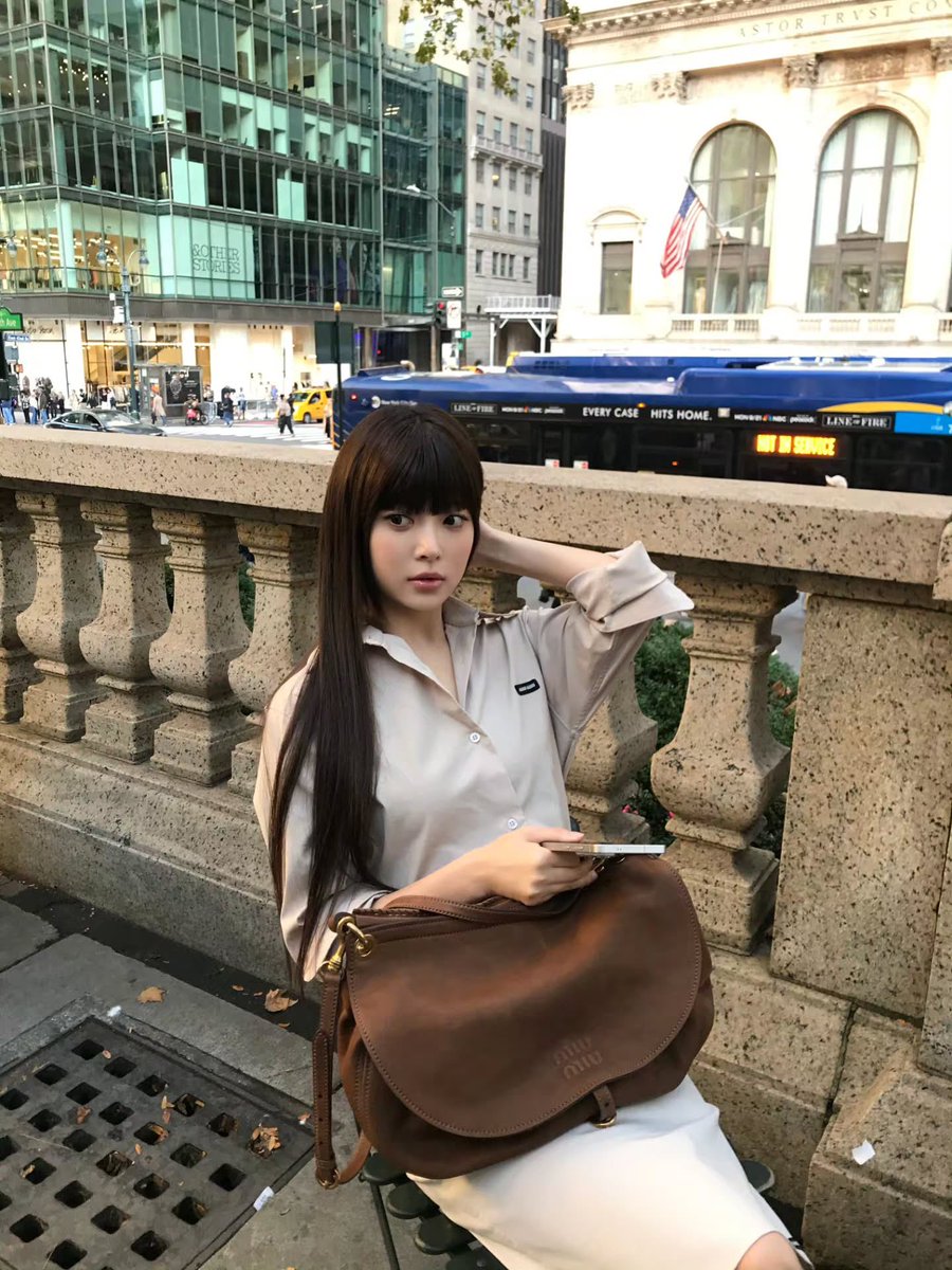 FIMBASE's tweet photo. HONG EUNCHAE of LE SSERAFIM for Miu Miu’s Rendezvous bag 🤎

“𝓶𝔂 𝓻𝓮𝓷𝓭𝓮𝔃𝓿𝓸𝓾𝓼 𝓫𝓪𝓰 ⊹ ࣪ ˖” (1/3)
— 🔗 https://t.co/T0y6MsTMtn

#HONGEUNCHAE #홍은채
#LE_SSERAFIM #르세라핌 https://t.co/K3w4HE0DAr
