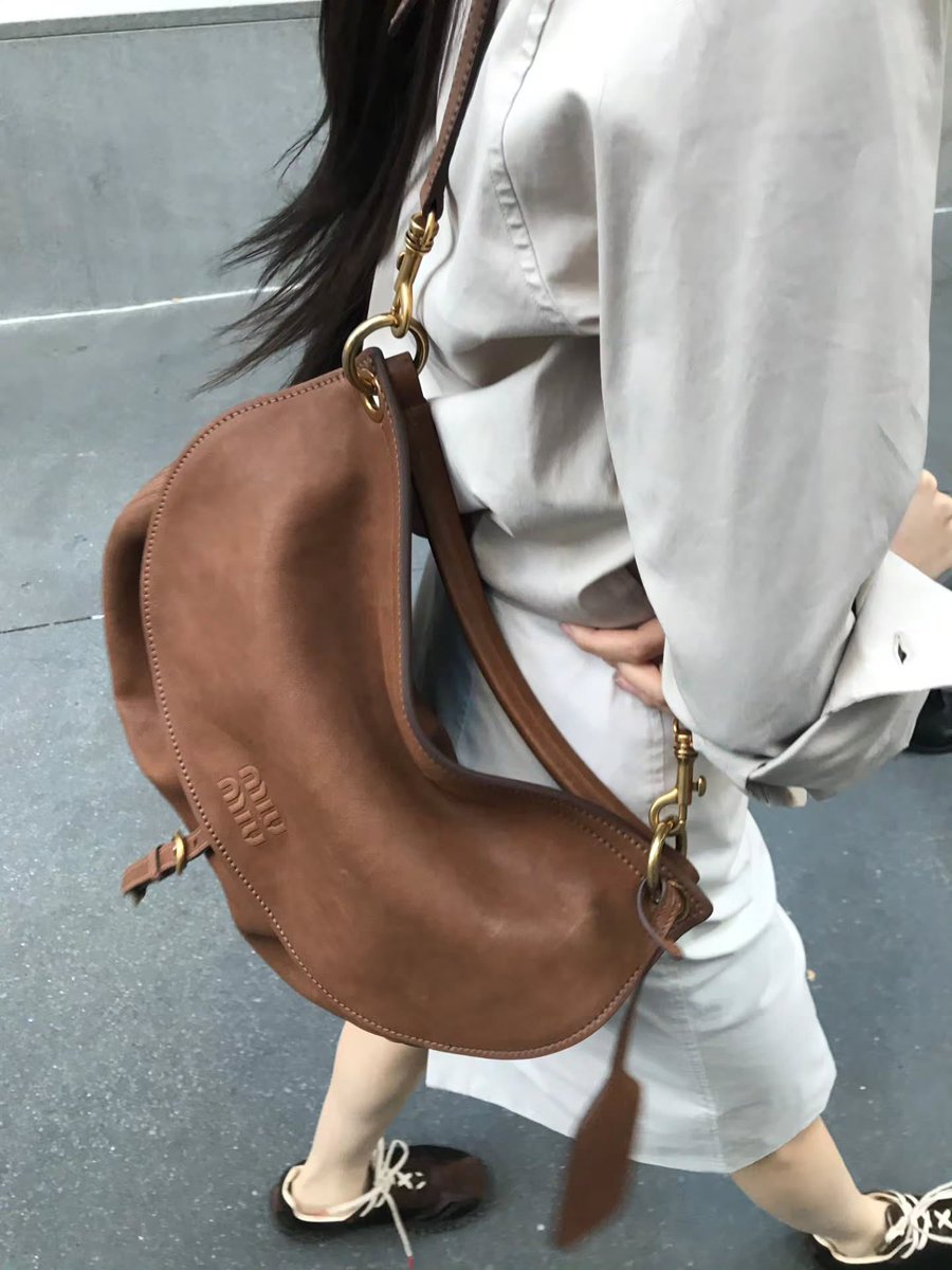 FIMBASE's tweet photo. HONG EUNCHAE of LE SSERAFIM for Miu Miu’s Rendezvous bag 🤎

“𝓶𝔂 𝓻𝓮𝓷𝓭𝓮𝔃𝓿𝓸𝓾𝓼 𝓫𝓪𝓰 ⊹ ࣪ ˖” (3/3)
— 🔗 https://t.co/T0y6MsTMtn

#HONGEUNCHAE #홍은채
#LE_SSERAFIM #르세라핌 https://t.co/OllJJ9bx1O