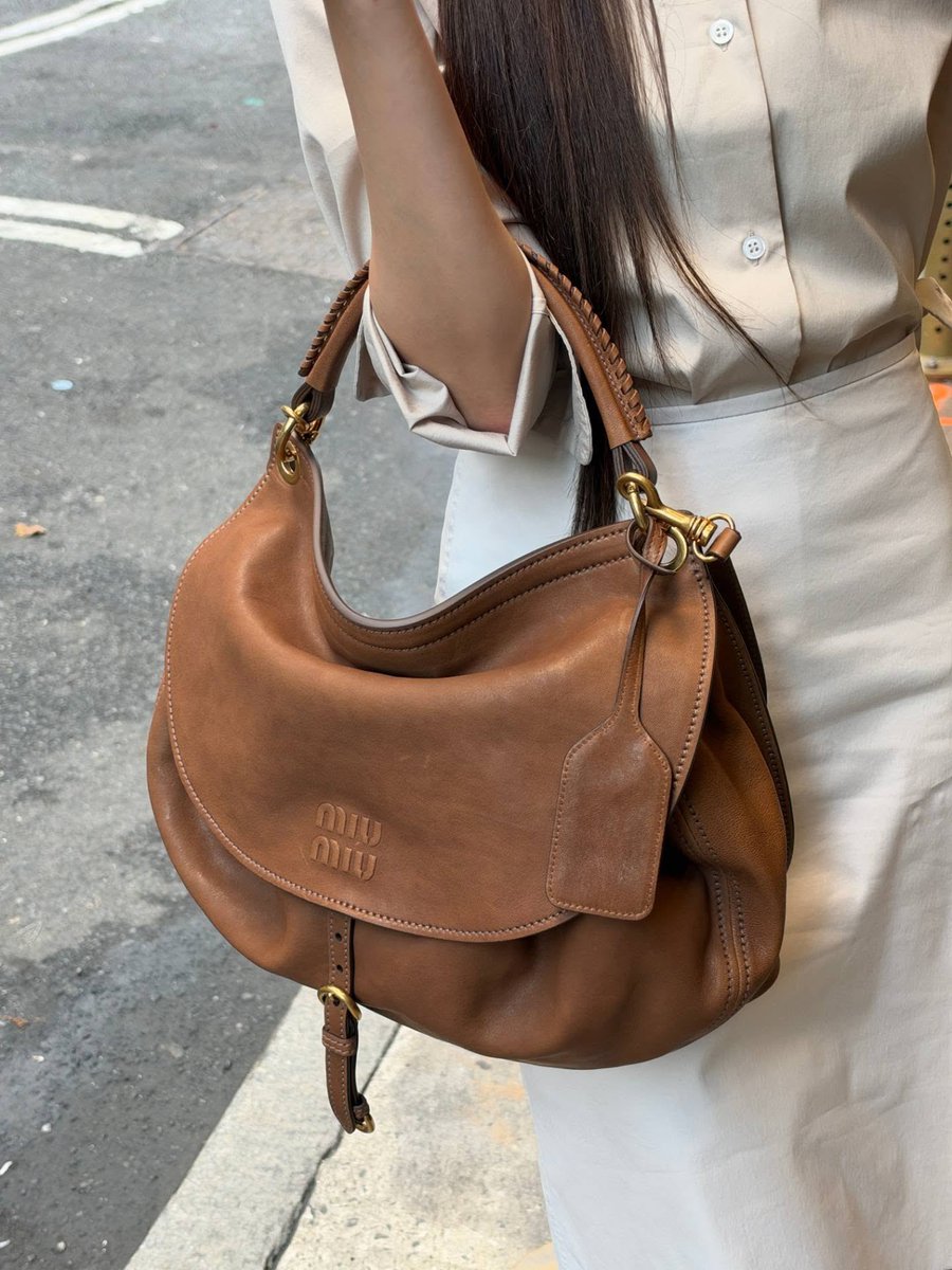 FIMBASE's tweet photo. HONG EUNCHAE of LE SSERAFIM for Miu Miu’s Rendezvous bag 🤎

“𝓶𝔂 𝓻𝓮𝓷𝓭𝓮𝔃𝓿𝓸𝓾𝓼 𝓫𝓪𝓰 ⊹ ࣪ ˖” (3/3)
— 🔗 https://t.co/T0y6MsTMtn

#HONGEUNCHAE #홍은채
#LE_SSERAFIM #르세라핌 https://t.co/OllJJ9bx1O