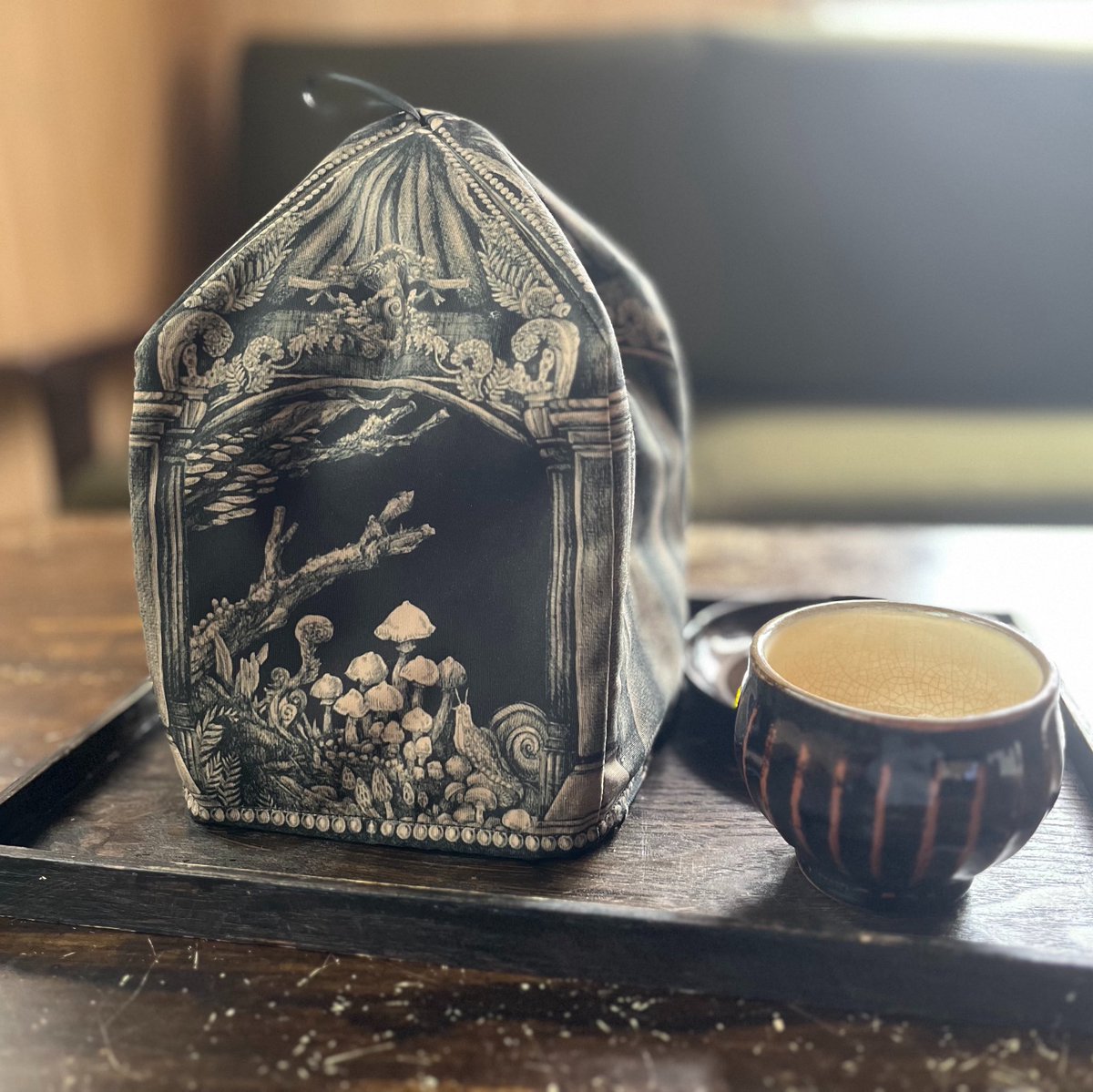 yuri_nishimoto's tweet photo. ティーコゼーは、
ティーバッグとの相性も抜群！

蒸らしたらティーバッグを取り出して
あとは保温するだけ。
付属のマットはポットの下に敷いて
底からの熱も逃がしにくくします。

お手持ちの道具で
簡単に温かいお茶を楽しめます。 https://t.co/OJY2nBHtr3