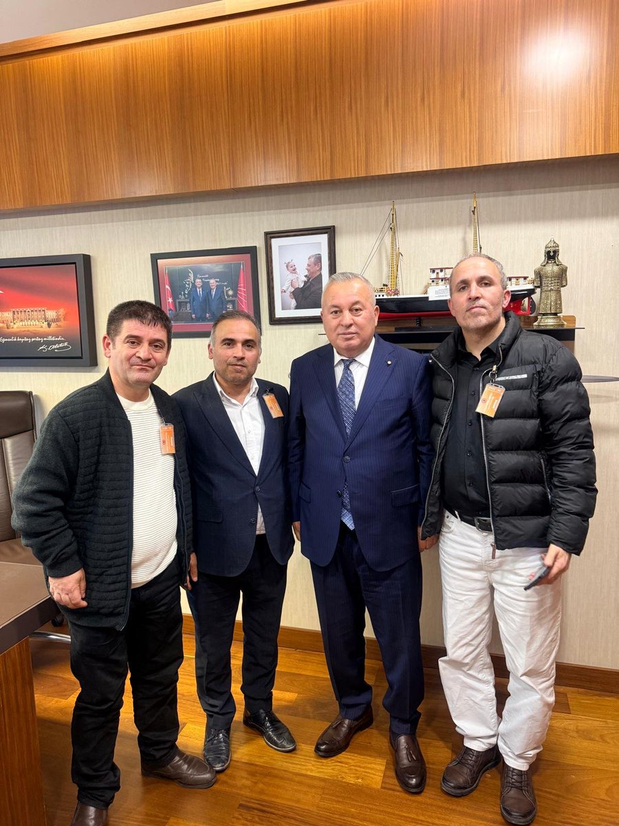 CirakStajFED's tweet photo. ANKARA TBMM ZİYARETİNDE STAJ VE ÇIRAKLIK SİGORTASI  MAĞDURİYETİ GÜNDEMİ!

@yenipartiyiz
@eczozgurozel
@cenginyurt52
@Seyit_TORUN
@stajcirak3434
@Erdem__Ozcelik

İstanbul Derneğimizin yönetimi ve üyeleri, Ankara’da gerçekleştirdikleri TBMM ziyaretleri kapsamında, Yeni Parti İstanbul MV Sayın Cemal Enginyurt ve Ordu Mv. Sayın Seyit Torun ile bir araya gelerek staj ve çıraklık sigortası mağduriyetini ve yıllardır beklenen hak teslimini gündeme taşıdılar.

Haklı mücadelemize verdikleri desteklerden dolayı Sayın Cemal Enginyurt’a ve Sayın Seyit Torun’a teşekkür ediyor, mağduriyetimiz çözüme kavuşana kadar desteklerinin devam etmesini temenni ediyoruz.

Bu anlamlı ziyaretleri gerçekleştirerek mücadelemize katkı sunan İstanbul Derneğimizin kıymetli yönetimine ve tüm dava arkadaşlarımıza gönülden teşekkür ediyoruz.

Geçmişten bugüne emeği görmezden gelinen stajyerlerin ve çırakların hakları teslim edilene kadar mücadelemizi kararlılıkla sürdüreceğiz.

Çözüm gelene, haklarımız teslim edilene kadar mücadeleye devam!

Staj ve Çıraklık Sigortası Mağdurları Federasyonu

İşletmedeDayak MeclisdeRet
#StajyerçırakSandıktaOlacak