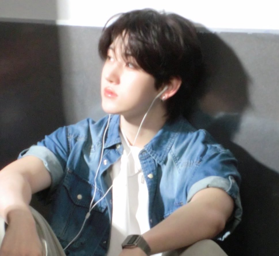 clockhoon's tweet photo. 어떤 남자 대학교 1학년 vs 4학년 같다 https://t.co/G9ucvGoyx6