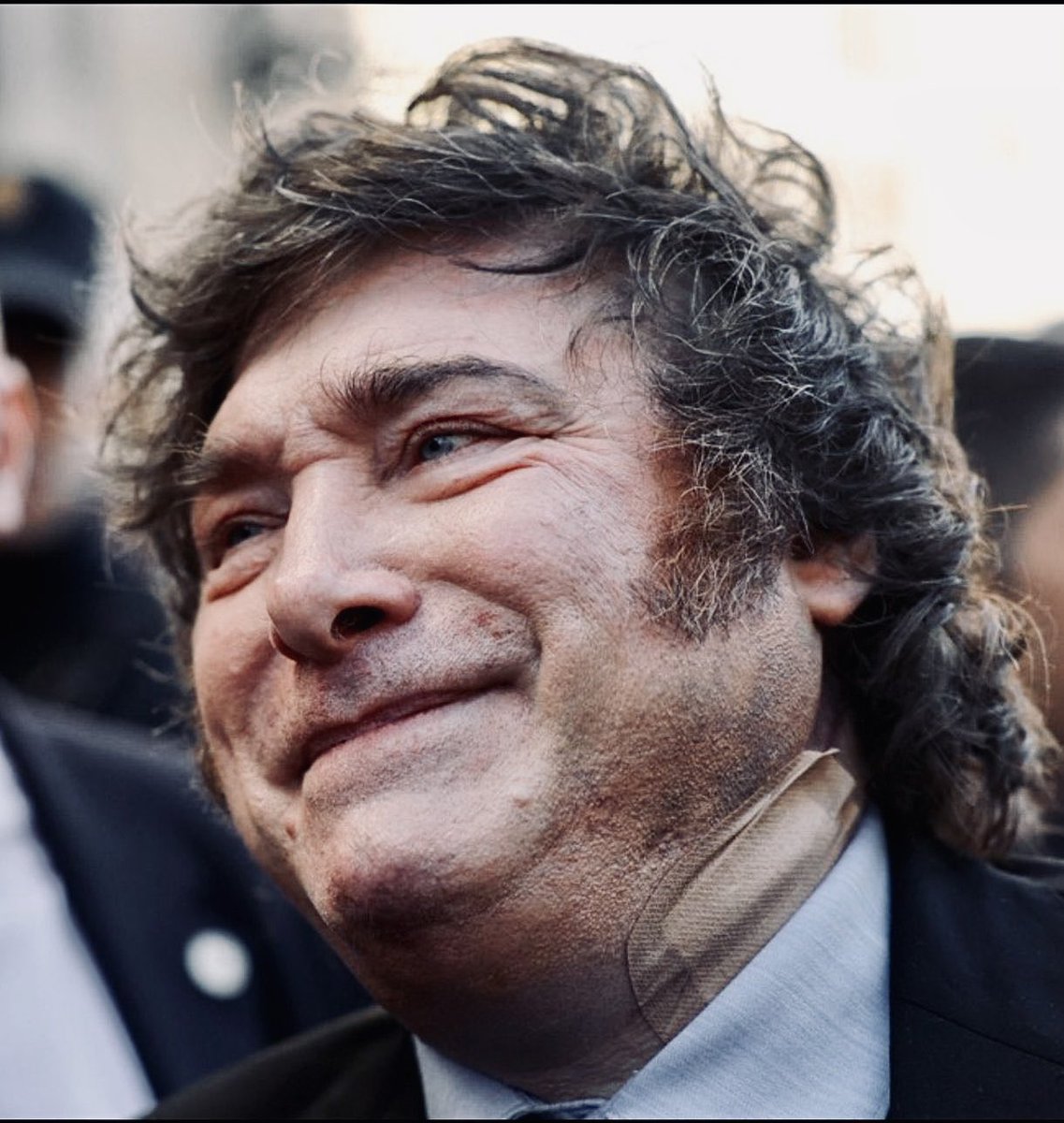 Eneatipo7's tweet photo. EL  PAYASO  QUE  ARGENTINA  NO  MERECE

La diplomacia argentina parece haber incorporado una extravagante partida presupuestaria: financiar los viajes de un presidente que confunde los encuentros internacionales con audiciones para un circo. Javier Milei no necesita que sus adversarios lo ridiculicen. Se basta solo. Cree que cuanto más grita, más inteligente parece.

En España volvió a exhibir su repertorio de descalificaciones contra el gobierno, su presidente y periodistas. No discutió únicamente ideas: convirtió la discrepancia en una ocasión para despreciar personas. Su ideología es legítima; su incapacidad para distinguir la libertad de expresión de la ordinariez, no.

Hay una forma de estupidez particularmente costosa: aquella que se ejerce con atribuciones presidenciales. Una impertinencia privada provoca vergüenza ajena; pronunciada desde la jefatura del Estado puede deteriorar relaciones, cerrar conversaciones y sembrar dudas sobre la previsibilidad de un gobierno. Milei parece convencido de que cada insulto constituye una victoria. Nunca calcula quién paga la cuenta.

La paga Argentina. La pagan sus empresarios al explicar que el país es más serio que sus exabruptos. La pagan sus diplomáticos cuando intentan reconstruir la confianza que su jefe pulveriza en un micrófono. Y sus ciudadanos, reducidos a los berrinches de un hombre incapaz de administrar su soberbia.

El contraste económico es casi una pieza de humor negro. Milei promete convertir Argentina en un destino irresistible para los capitales, pero se presenta ante el mundo como un gobernante que disfruta enemistándose con sus interlocutores. ¿Qué inversionista no evaluaría el riesgo político de un país cuyo presidente trata el desacuerdo como una ofensa personal? El capital no exige simpatía; exige reglas estables, instituciones confiables y horizontes previsibles. La agresividad no demuestra que falten, pero tampoco ayuda a convencer de que existen.

Las inversiones no se consiguen a gritos. No basta con repetir «libertad» mientras se transforma cada conferencia en un tribunal de injurias. Ni presentando la grosería como autenticidad. El mundo financiero sabe distinguir entre un reformador decidido y un dirigente que convierte su temperamento en una variable adicional de riesgo.

Y aquí aparece la humillación más injusta: millones de argentinos trabajan, investigan, emprenden, enseñan y crean, mientras su presidente exporta una caricatura que ninguno de ellos merece. Argentina produjo científicos, escritores y empresarios admirables. No debería necesitar un traductor diplomático que explique que su jefe de Estado no representa el nivel intelectual de su pueblo.

La política exterior no es una sección de comentarios en redes sociales. Lula, Boric o Sánchez pueden ser adversarios ideológicos; sus países, sin embargo, seguirán siendo vecinos, socios y mercados cuando el aplauso de los fanáticos se haya extinguido. Despreciarlos no es independencia: es confundir la autonomía con la soledad y la firmeza con la mala educación.

Lo más triste es la ovación doméstica que celebra cada insolencia como una hazaña. El fanático aplaude el golpe verbal; el estadista calcula sus consecuencias. Uno colecciona enemigos imaginarios. El otro necesita interlocutores reales. Uno gana tendencias; el otro, oportunidades.

Milei puede seguir creyéndose el protagonista de una epopeya contra el mundo. Pero el respeto internacional no se obtiene insultando y la credibilidad no nace de una rabieta. Un presidente sin capacidad de diálogo no inspira temor reverencial: inspira cautela, cansancio y, a veces, risa.

El verdadero drama no es que el payaso ocupe el escenario. Es que, cuando termina la función y se apagan las luces, la cuenta queda a nombre de cuarenta y tantos millones de argentinos. Y nadie les devuelve el prestigio perdido.

@MisColumnas