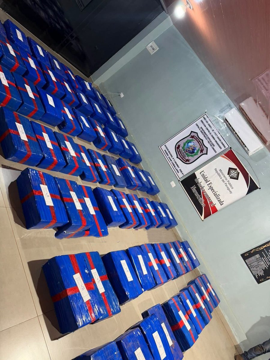Ahora_Py's tweet photo. CAE JOVEN DE 19 AÑOS CON MÁS DE 1,5 TONELADAS DE MARIHUANA

📍 Un operativo en Puente Kapi’i permitió incautar 1.588 kilos de presunta marihuana, distribuidos en 63 paquetes y transportados en una Toyota Fortuner. El aprehendido registra antecedentes por narcotráfico en Brasil, según la Policía.