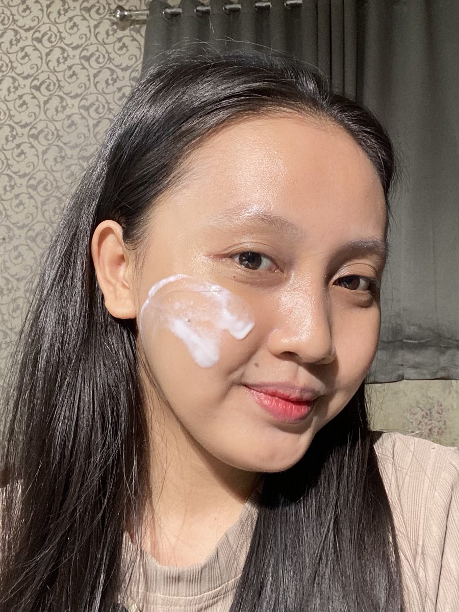 behappyeaah's tweet photo. Alasan paling sering orang males pakai sunscreen : lengket, bikin muka abu-abu, atau malah kerasa berat di kulit. Aku dulu juga gitu 😮‍💨

BUT sekarang udah gak lagi alhamdulillah 🫶☀️ karena udah ketemu sunscreen yang formula nya BEST menurut aku￼ https://t.co/RPKIAZ1LzS