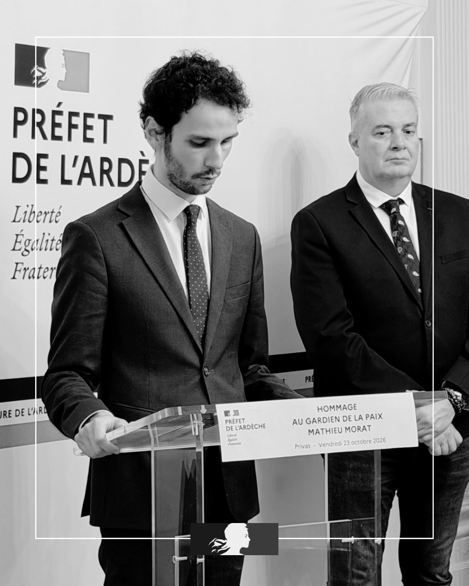 Prefet07's tweet photo. #Hommage | 🕯️ Ce vendredi 23 octobre, Bruno Leclercq, directeur de cabinet par interim du préfet de l'Ardèche a présidé la cérémonie d'hommage en mémoire du gardien de la paix Mathieu Morat. Affecté à la circonscription de police nationale de Nantes au commissariat de Saint-Herblain, il est décédé le samedi 17 octobre lors d’une intervention sur le périphérique intérieur de Nantes.

À Privas, ainsi que dans les deux sous-préfectures, les agents se sont réunis pour observer une minute de silence, témoignant de leur soutien à sa famille, à ses proches et à l’ensemble de la @PoliceNationale