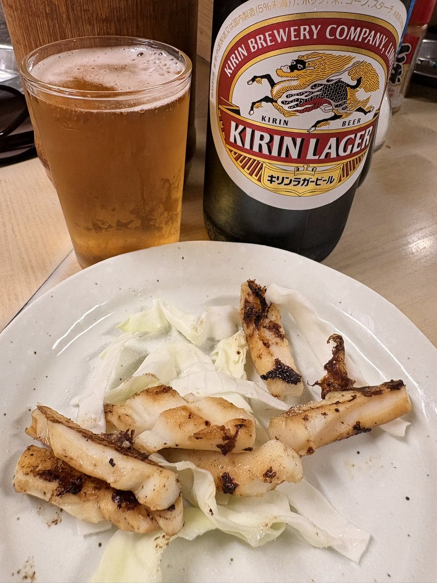 Tony68315599's tweet photo. 【ぶらっと天満】
さらに2件目
毎度お馴染みのここ🍺
☆いか塩焼き
この愛想ないビジュアルが好き💓
黒ビール🍺やっぱり大人の証✨✨
これがわかればね😉
レギュラービールと黒ビール、そしてハーフ&amp;ハーフを作る🍺
これで3種類楽しめるんだ🍺

#天満酒蔵
#天満
#ビールを楽しむ https://t.co/k7DrnVqhl6