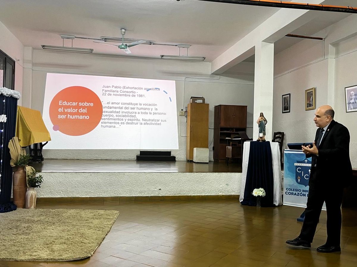 RuffinelliCesar's tweet photo. Concluyendo el Proyecto de extensión Universitaria de la Facultad de Ciencias Jurídicas y Diplomáticas en conjunto con el Colegio Inmaculado Corazón de María. Gracias Hermana Norma y Prof Diego Doldan  por acompañar la Escuela para Padres y fortalecer los vínculos educativos. https://t.co/lpViNhFZgH