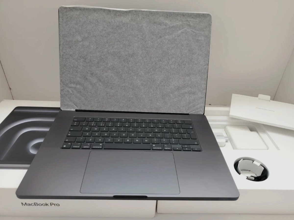 0xwi11iam's tweet photo. I’m giving away a new MacBook Pro M5 Max  🍎🔥  

In exactly 48hours, I’ll pick 15 random people from my replies to win.  

RULES: like this post, comment “Ready” and follow me.

WORLDWIDE SHIPPING 🌍  

Thanks and good luck ❤️

#macbook #free #giveaway https://t.co/joetuRQl76