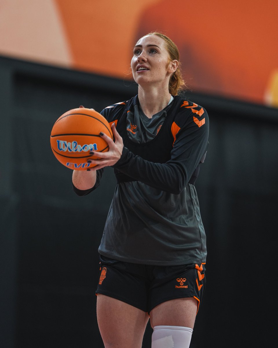 valenciabasket's tweet photo. Chloe ja és una més! 🧡

@chloelbibby ja entrena amb el grup. Temps per a conéixer a totes les companyes i començar la seua integració amb la mirada posada en el partit de diumenge a Lugo! 🏀 https://t.co/PkTyNIDoMU