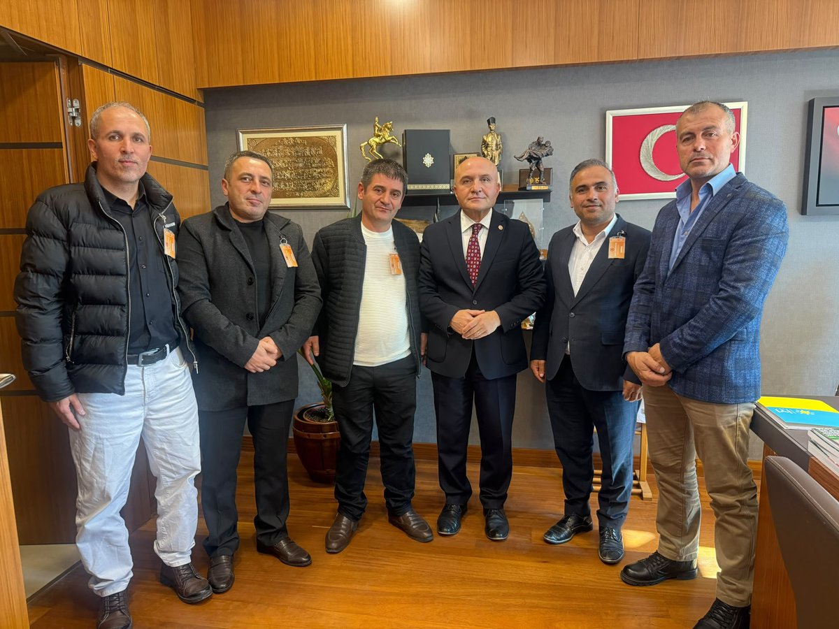 CirakStajFED's tweet photo. TBMM ZİYARETLERİMİZDE STAJ VE ÇIRAKLIK MAĞDURİYETİMİZİ GÜNDEME TAŞIYORUZ!

@iyiparti
@MDervisogluTR
@55erhanusta
@stajcirak3434
@Erdem__Ozcelik

İstanbul Derneğimizin yönetimi ve üyeleri, Ankara’da gerçekleştirdikleri TBMM ziyaretleri kapsamında İYİ Parti Genel Başkan Yardımcısı ve Samsun Milletvekili Sayın Erhan Usta ile bir araya gelerek staj ve çıraklık sigortası mağduriyetini gündeme taşıdılar.

Haklı mücadelemize gösterdiği ilgi ve verdiği destek için başta Sayın Müsavat Dervisoglu ve Sayın Erhan Usta’ya teşekkür ediyor, stajyerlerin ve çırakların yıllardır beklediği hak teslimi gerçekleşene kadar desteğinin devam etmesini temenni ediyoruz.

Ankara’da mücadelemizi TBMM çatısı altında dile getiren İstanbul Derneğimizin kıymetli yönetimine ve ziyarette bulunan tüm dava arkadaşlarımıza gönülden teşekkür ediyoruz.

Bu mücadele yalnızca geçmişin değil, bugün çalışan gençlerimizin ve gelecek nesillerimizin de meselesidir. Haklarımız teslim edilene, mağduriyetimiz çözüme kavuşana kadar mücadelemiz sürecek!

Staj ve Çıraklık Sigortası Mağdurları Federasyonu

İşletmedeDayak MeclisdeRet
#StajyerçırakSandıktaOlacak
