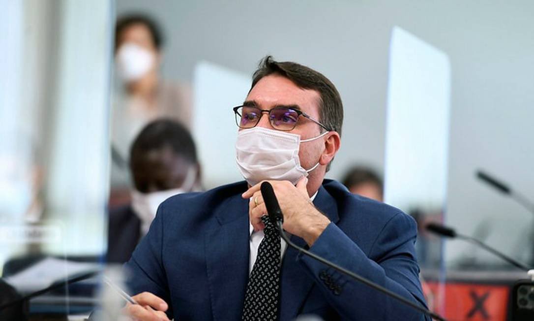 FMouraBrasil's tweet photo. Flávio defendeu empresa que bancou farra na lancha: https://t.co/4WMuPGMOV0.

Assista à análise, incluindo vídeo que resgatei da CPI da Pandemia. https://t.co/ORDM17yF9Q