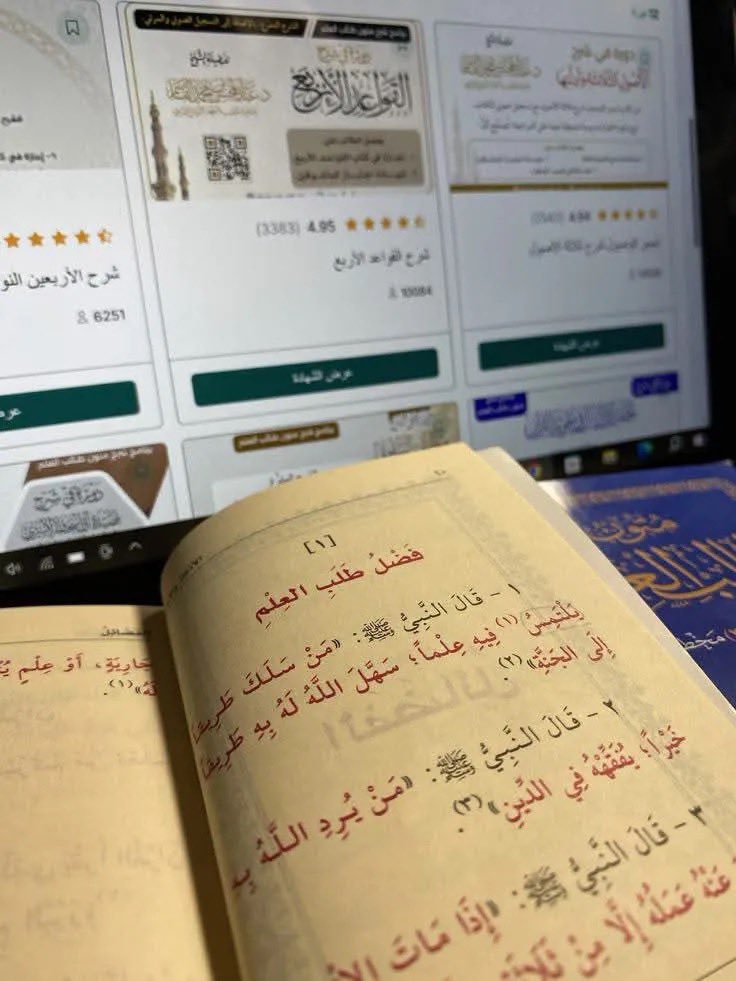 rajooy_97's tweet photo. لا تتزوّجي إلّا عظيمًا ..

رجلًا حقًّا، لا يتعالى عليكِ ولا يبخسُكِ حقّكِ، يتحمّل مسؤولية قلبه وقراراته، ويعرف كيف يُجابه معارك الحياة للوصول إليكِ. يخاف عليكِ من قلة الإنجاز وضياع الهدف، ويؤنّبكِ إذا مرّ عليكِ يومٌ دون أن تقرئي أو تتعلّمي شيئًا جديدًا ينفعكِ في دنياكِ ودينكِ 🌱. https://t.co/rQiPKI19bb