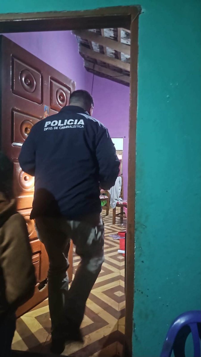 Ahora_Py's tweet photo. ENCAPUCHADOS ASALTAN UNA VIVIENDA Y HASTA SE LLEVAN LA CARNE DEL CONGELADOR

📍 Coronel Bogado: Cuatro hombres, dos aparentemente armados, irrumpieron en una casa donde estaban una mujer y sus dos hijas. Robaron G. 1 millón, un celular y carne. Las víctimas resultaron ilesas. Los delincuentes huyeron y son buscados.