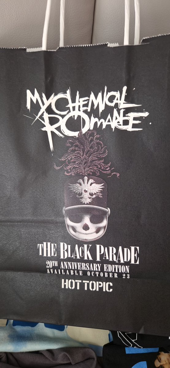 sntrkd2's tweet photo. my favorite mcr song it got me through finals so thank you mr. mcr https://t.co/nntY3yQ0Ke