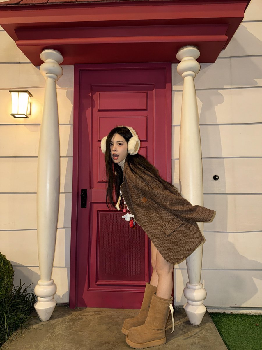 RED_FanUpdate's tweet photo. [📸] 261023｜R.E.D Xiaohongshu Update 

🎃Halloween photoshoot at Universal
universal gogogo, what character do you want to see me cosplay? 

#RED #R_E_D #RED组合
#BETTY #PengXiangrui #彭湘蕊 https://t.co/AiiMbb49uT
