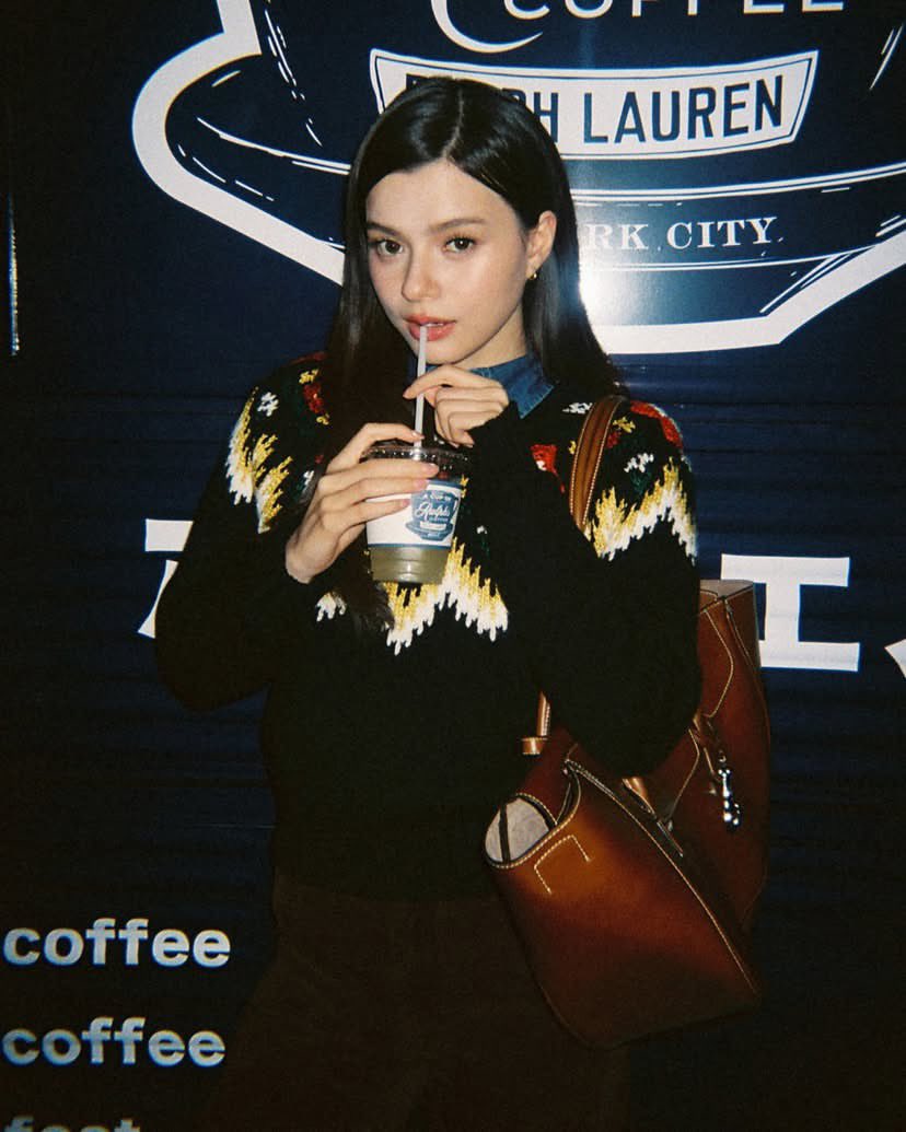 pxptwo0's tweet photo. Becky’s weekend in Tokyo kicks off with finding her vintage Polo look and a stop at Ralph’s Coffee ahead of Polo Fest.

#PoloFest
#RalphLauren 
#Beckysangels 
#PoloFestxBecky https://t.co/dc5R0Sj0Ir