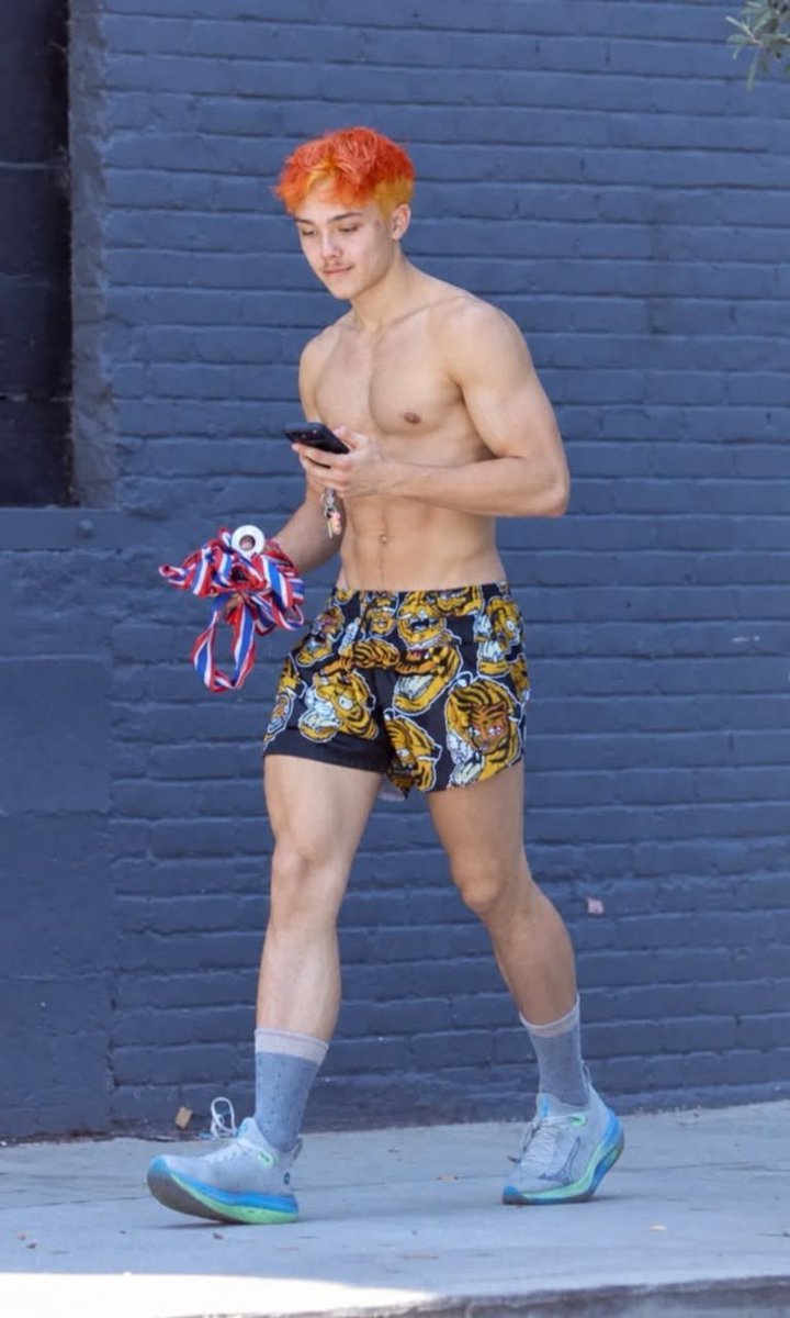 EmaAna3t's tweet photo. 🥊 Knox Jolie-Pitt so opazili v Los Angelesu po intenzivnem treningu muay thaija! 🔥🇺🇸

#KnoxJoliePitt #MuayThai https://t.co/uYY0DWVKY6