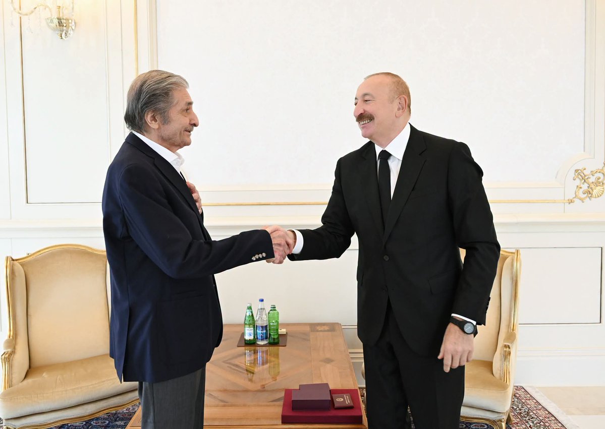 YAP_1992's tweet photo. Prezident İlham Əliyev Fərhad Xəlilova “İstiqlal” ordenini təqdim edib.

https://t.co/tNtmsRcBkq https://t.co/twzbzzeQiK