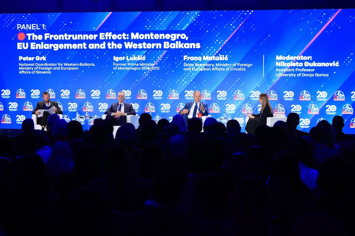CSS_BiH's tweet photo. Predsjednik #CSSBiH, Denis Hadžović, učestvuje na 16. izdanju Foruma „Biti siguran“ (2BS Forum), koji organizuje @acm_ascg  (Atlantic Council of Montenegro), a okuplja predstavnike političkih institucija, međunarodnih organizacija, akademske zajednice, stručnjake iz oblasti sigurnosti i predstavnike organizacija civilnog društva.

Ovogodišnji forum, pod nazivom „Decenija konkretnih rezultata: Crna Gora i Zapadni Balkan u novoj eri evropske sigurnosti“, posvećen je ključnim pitanjima regionalne i međunarodne sigurnosti, evropskim integracijama Zapadnog Balkana, ulozi NATO-a, hibridnim prijetnjama, digitalnoj transformaciji, integritetu informacija i otpornosti društva.

Fotografije su preuzete s Facebook stranice Atlantskog saveza Crne Gore. 

#CSSBiH #2BSForum #Sigurnost #ZapadniBalkan #RegionalnaSaradnja